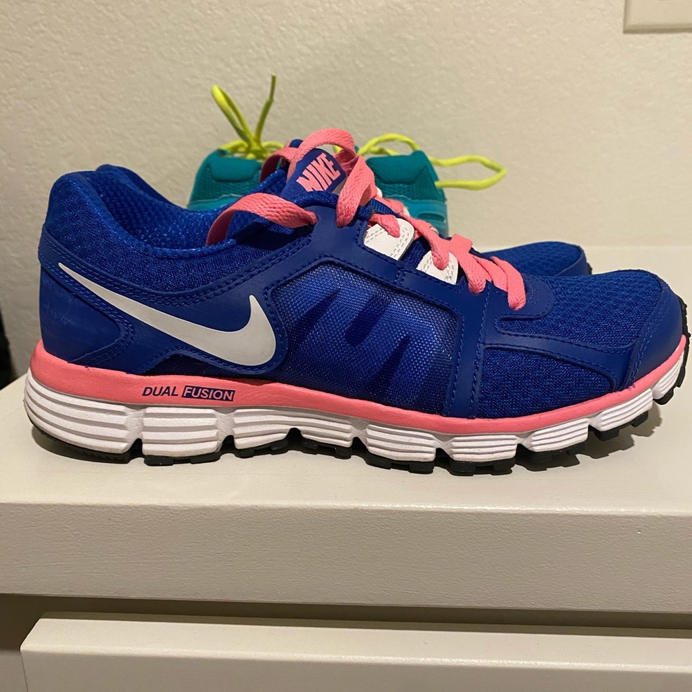 Nike Tennis Shoes
